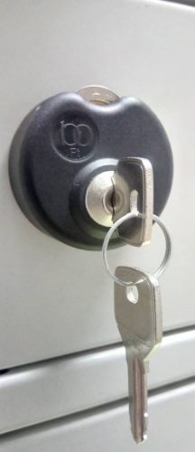 L-71 érmés zár öltözőszekrényhez, csomagmegőrzőhöz (jobbos-balos, 100 Ft-os érme)