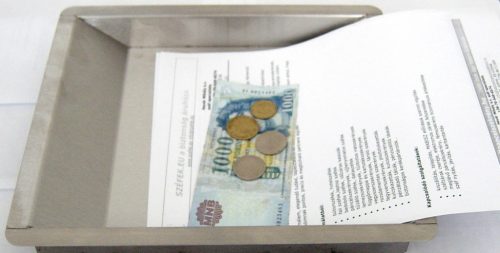 A/4 szélességű pénzátadó tálca, rozsdamentes, szálcsiszolt