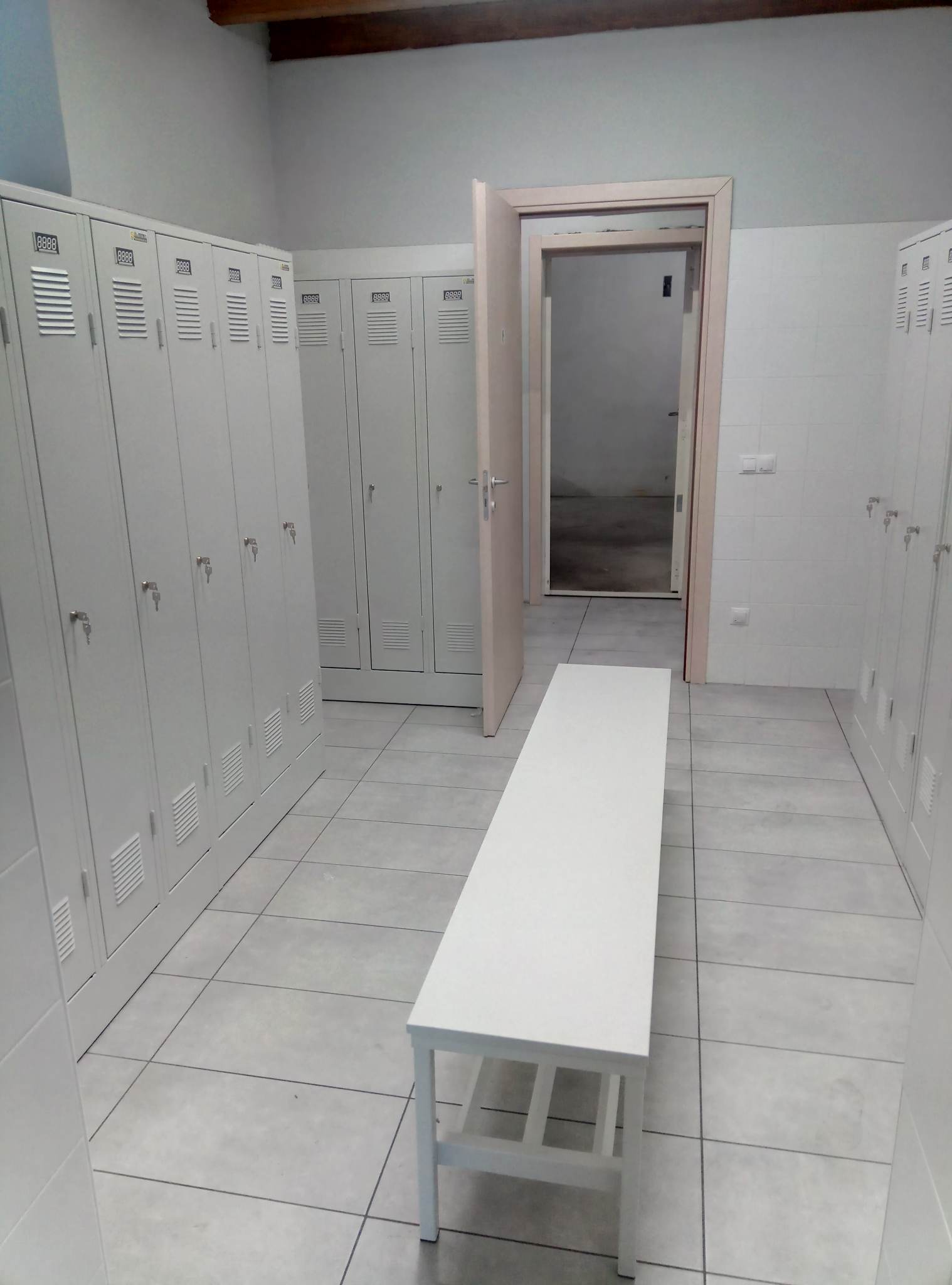 Cipőtartós öltözőpad ipari üzem öltözőjében.